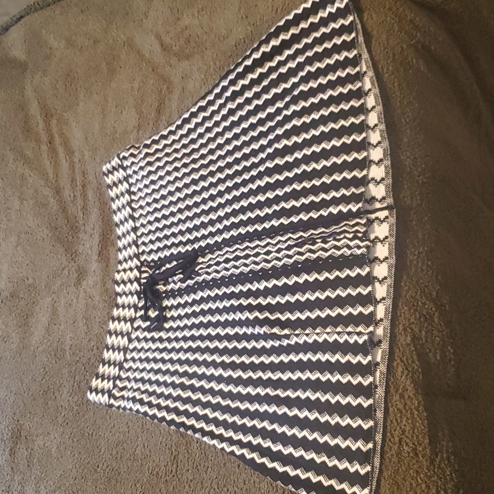 Candie's skirt black and white with tie in front